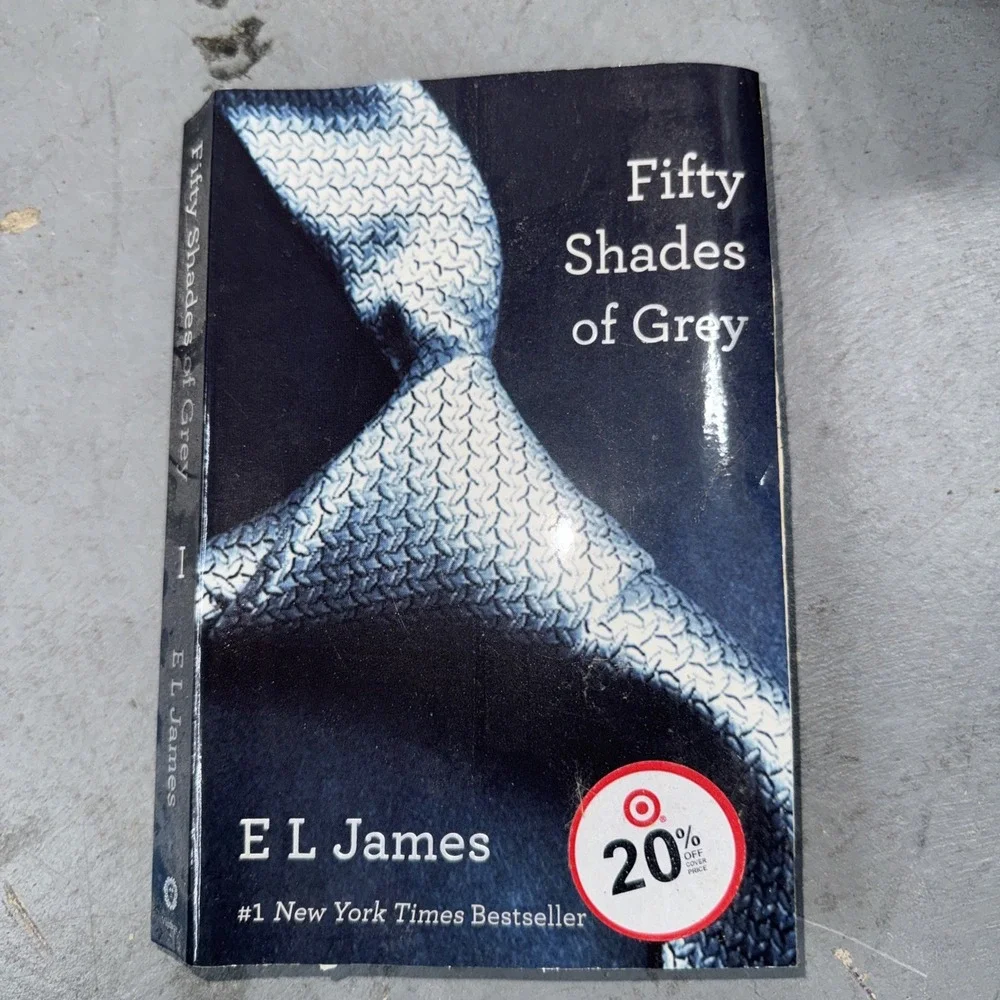 Fifty Shades Darker : Book Two of the Fifty Shades Trilogy by E. L. James (2012,